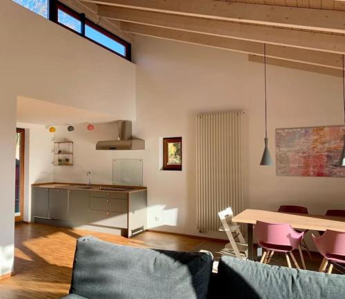 a living room with a kitchen and a table and chairs at Ferienloft Talblick Detmold Berlebeck in Detmold