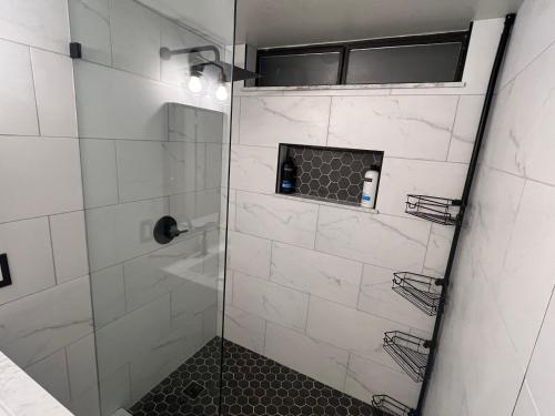 uma casa de banho com um chuveiro e uma porta de vidro em Large Pool & Patio Cozy Single Story Family House em Las Vegas