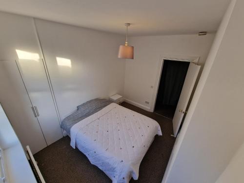 Ένα ή περισσότερα κρεβάτια σε δωμάτιο στο Private Double Bedroom in King's Cross St Pancras