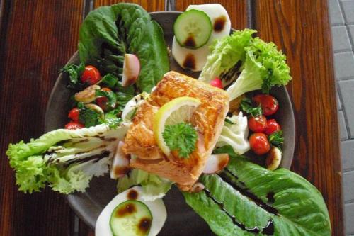 Makanan di atau berdekatan rumah tamu ini