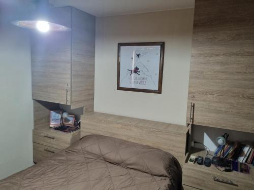 - une chambre avec un lit et une photo sur le mur dans l'établissement Cėntrico PARQUE CÍVICO, à Mendoza