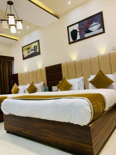 Gallery image of HOTEL GOLDEN VEENA- MOUNT ABU- 1 km FROM NAKKI LAKE in Mount Ābu