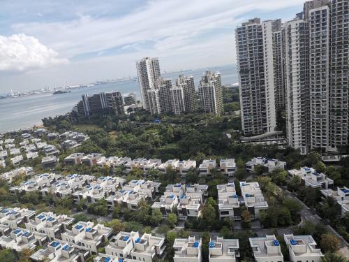 una vista aérea de una ciudad con edificios altos en 森林城市豪华公寓房, en Kampong Pekajang Bengkok