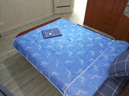 eine Matratze mit einem Handy darüber in der Unterkunft Отличная 3х комнатная квартира in Oral