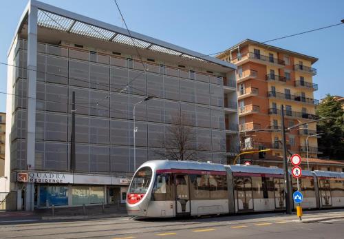 un tren en una calle frente a un edificio en Quadra Key Easy Home In Florence, en Florencia