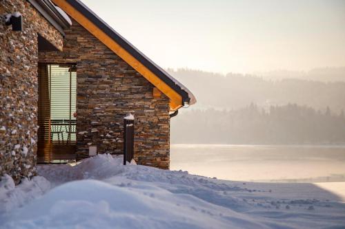 ein Gebäude mit Schnee an der Seite in der Unterkunft Czorsztyn Prestige Apartamenty in Czorsztyn