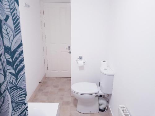 Bilik mandi di The Birchington - 3 Bedroom Apartment & Workspace