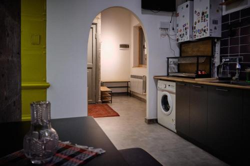 een keuken met een wasmachine en droger in de kamer bij Kotun Gyumri in Gjoemri