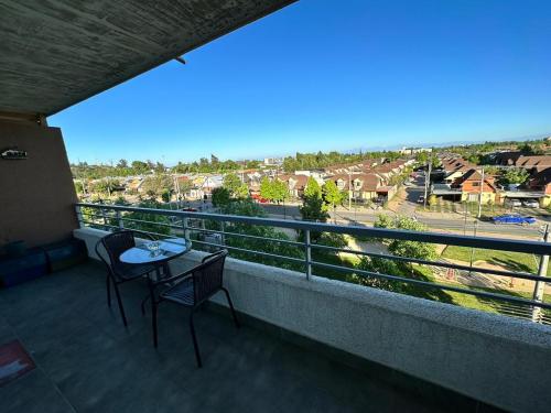 balcone con tavolo, sedie e vista di Departamento Buena vista a Talca