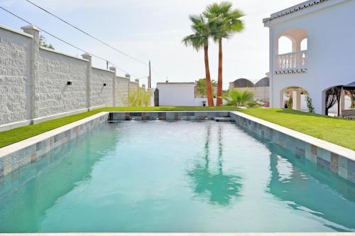 Bazén v ubytování Cortijo Andalucia nebo v jeho okolí