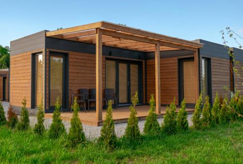 a modular home with a pergola at Wyspa Wisła Przyjazna Przystań Stężyca in Stężyca