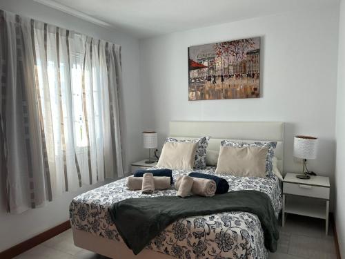 Un dormitorio con una cama con dos toallas encima. en Villa Pousadoiro, en Playa Blanca
