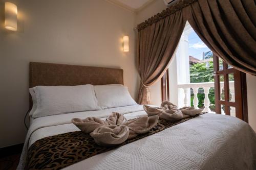 Ένα ή περισσότερα κρεβάτια σε δωμάτιο στο West Loch Park Hotel Vigan