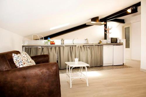 - un salon avec un canapé et une table dans l'établissement Precioso estudio, à Arenas de San Pedro