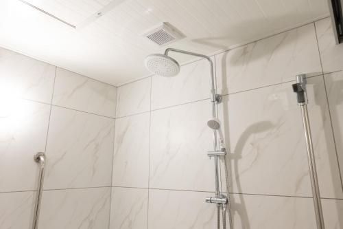 W łazience znajduje się prysznic ze szklanymi drzwiami. w obiekcie Hotel Rose Garden Shinjuku w Tokio