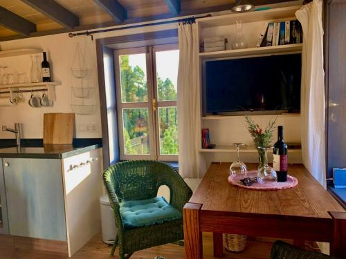 a kitchen with a wooden table and a window at Tiny House Vogelnest in Puntagorda