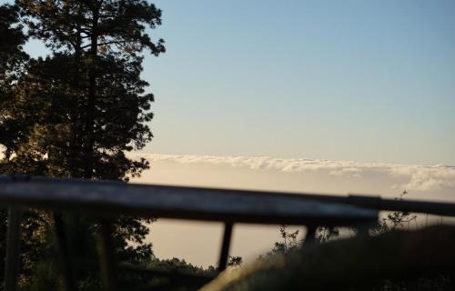 a view of the sky from behind a fence at Tiny House Vogelnest in Puntagorda
