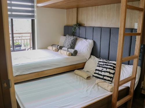碧瑤的住宿－The Cloudbaguio Bristle Ridge，一间带两张双层床的卧室和一个阳台
