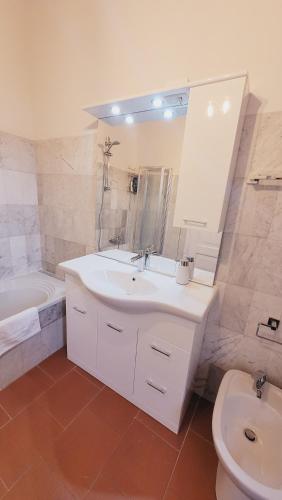 a bathroom with a sink and a toilet and a tub at CharmeRooms Villa Moroni La Depandance in Stezzano