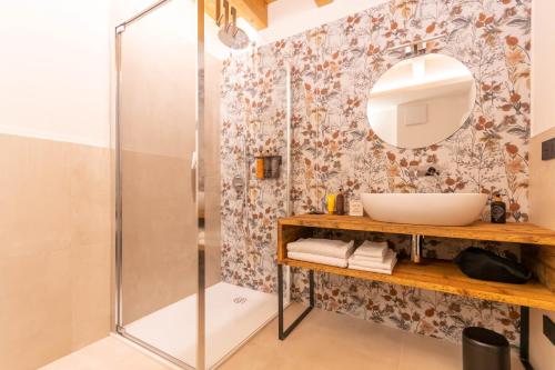 a bathroom with a shower and a sink at B&B El Lares - B&B L'Avez in Canale dʼAgordo