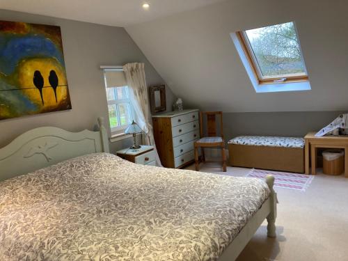 - une chambre avec un lit, une commode et une fenêtre dans l'établissement Langside, à Stirling
