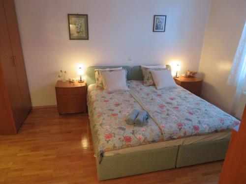 1 dormitorio con 1 cama grande y 2 mesitas de noche en Peony, en Rogaška Slatina
