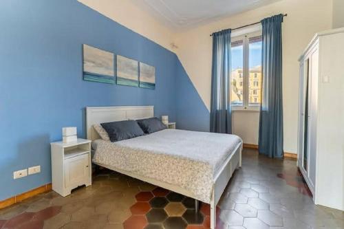 1 dormitorio con 1 cama con pared azul en IN ROME IN LOVE IN BIKE, en Roma