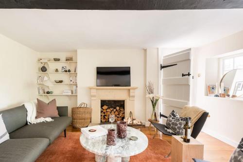 Gallery image of Architect Designed Cosy Cotswold Stone Cottage in Quenington