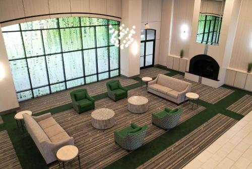 een lobby met banken en stoelen en een open haard bij Fitz Tunica Casino & Hotel, Trademark Collection by Wyndham in Tunica Resorts