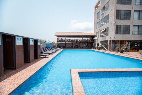 Kolam renang di atau dekat dengan PLUS 33 HOTEL
