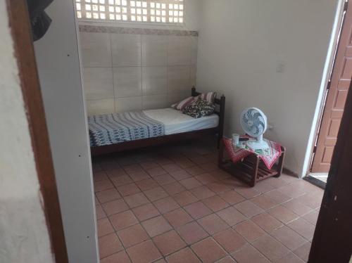 Habitación pequeña con cama pequeña y silla en Casa encantadora em João pessoa, en João Pessoa