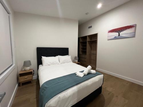 sypialnia z łóżkiem i drzewem na ścianie w obiekcie Vineyard stay at Mudgee w mieście Apple Tree Flat
