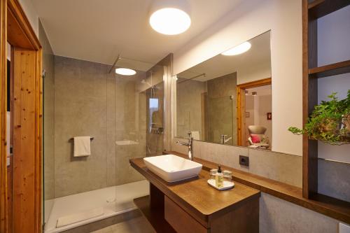 W łazience znajduje się umywalka i lustro. w obiekcie Hotel Waldhaus Föckinghausen w mieście Bestwig