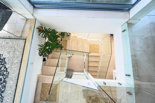 een glazen trap in een kamer met een trap bij SEA VIEW! Uniqe Penthouse 5 BEDROOMS & FREE PARKING in Tel Aviv