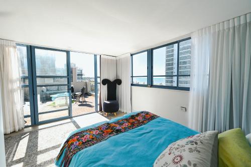 een slaapkamer met een bed en een groot raam bij SEA VIEW! Uniqe Penthouse 5 BEDROOMS & FREE PARKING in Tel Aviv