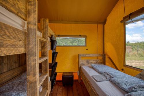 Giường trong phòng chung tại Home Sweet Lodge, Glamping Aquitaine