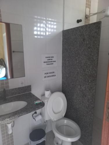 Bilik mandi di Pousada Aloha Guarapari