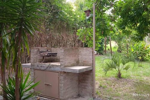 a stone counter in a garden with a street light at Monoambiente con jardín a una cuadra de la playa in Colonia del Sacramento