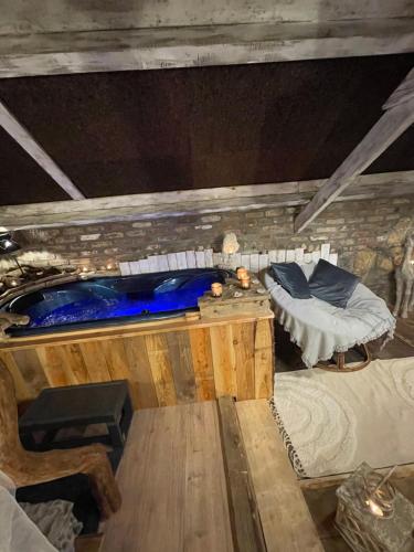 a room with a bed and a tub in a room at Au Bien-Etre D’Elise - Chambre d’hôte in Fayat