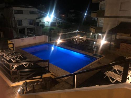 una vista aérea de una piscina por la noche en City mar playa en Villa Gesell