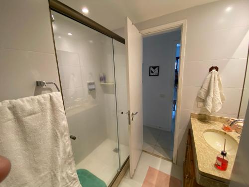 y baño con ducha y lavamanos. en Ap Barrabella - vista mar, en Río de Janeiro