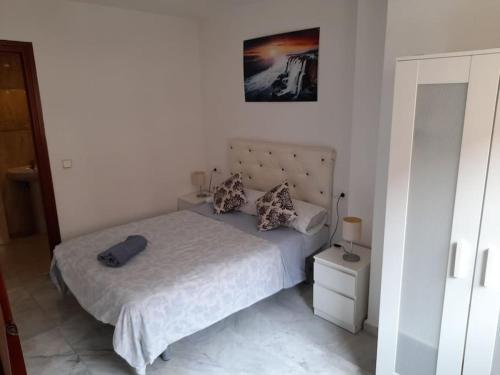 1 dormitorio con 1 cama y una foto en la pared en Apartmento Sostoa 2, en Málaga