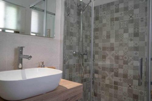 uma casa de banho com uma banheira e um chuveiro em vidro. em Ocean view em Los Caños de Meca