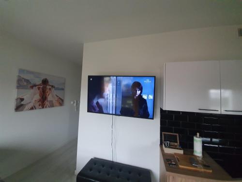 un soggiorno con TV a parete di Apartament Słoneczny Sienkiewicza 3A a Leszno