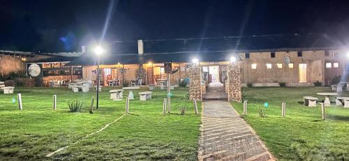 拉塞利亞的住宿－拉塞利亞鄉村莊園酒店，一群晚上在公园里野餐桌