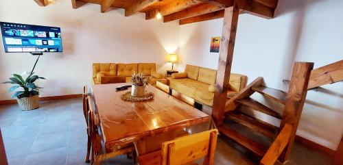sala de estar con mesa de madera y sofá en Los Molinos San Martin de los Andes en San Martín de los Andes