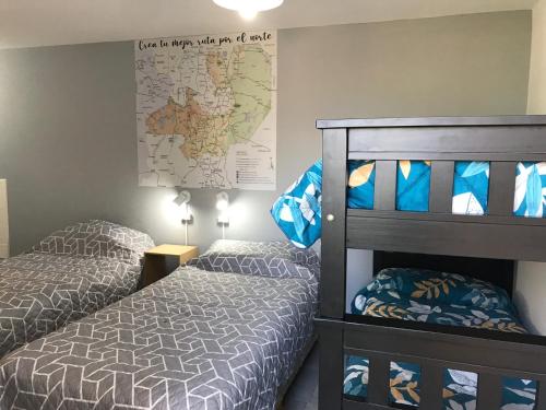 1 dormitorio con 2 camas y un mapa en la pared en Lapacho Hostel Salta Loft 1-4 personas en Salta