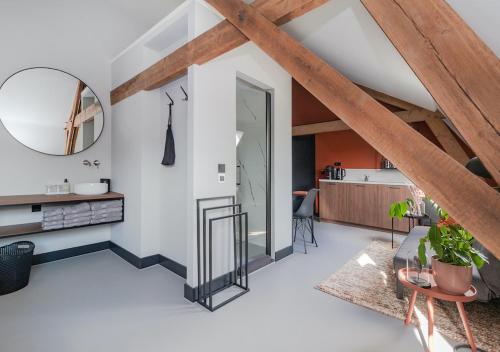 een woonkamer met een gewelfd plafond en een spiegel bij B&B De Oude Dorpsslagerij in Nuth