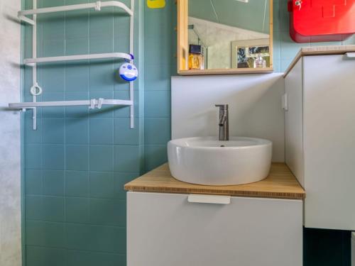 ein Bad mit einem Waschbecken und einer Dusche in der Unterkunft Wijk de Brabander 142 in Cadzand