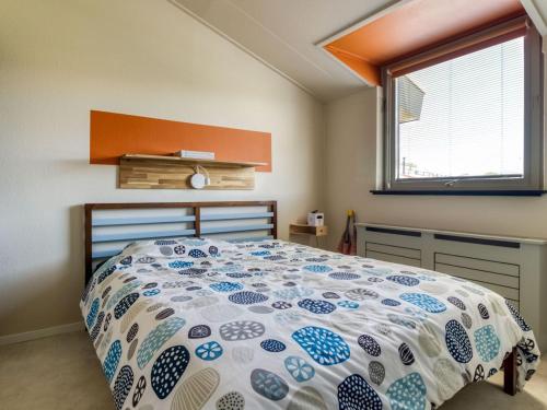 Schlafzimmer mit einem Bett und einem Fenster in der Unterkunft Wijk de Brabander 142 in Cadzand